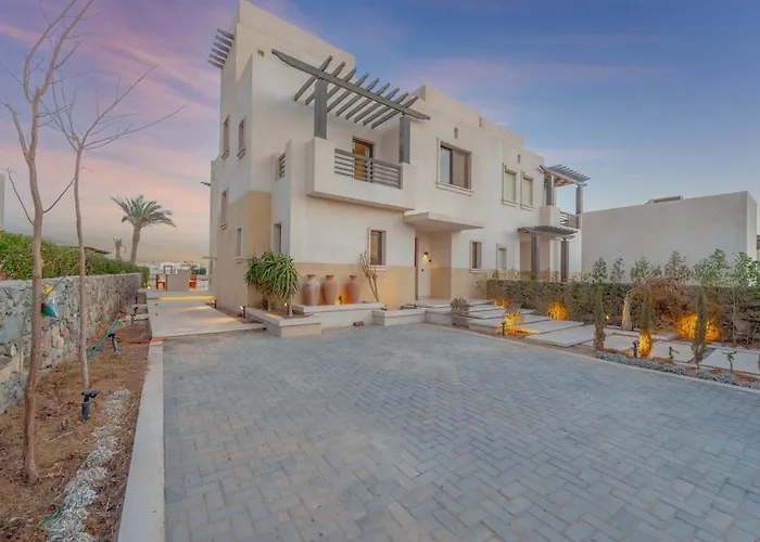 Ancient Sands 3br Twin With A Private Patio Heated Swimming Pool & Lagoon Access Villa